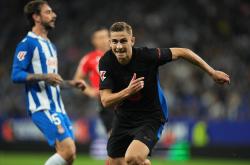 开云体育平台-太疯狂了！巴萨PK西班牙人赛前，巴萨球迷驾车冲撞西班牙人队球迷