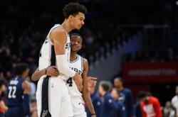 kaiyun-圣安东尼奥马刺续约达龙福克斯，薪水或有变动