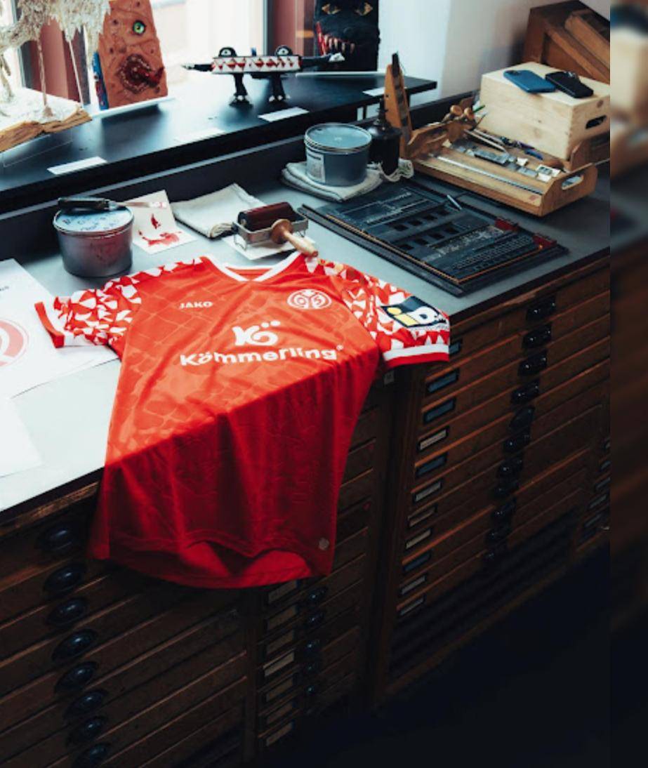 美因茨05足球俱乐部发布25/26赛季全新主场球衣